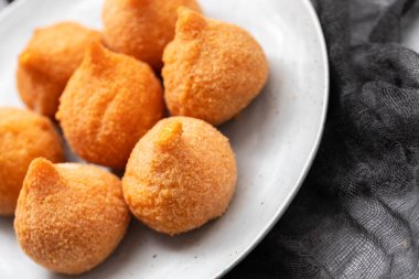 Geleneksel brasilian kızarmış budu Coxinha de frango küçük tabak üzerinde