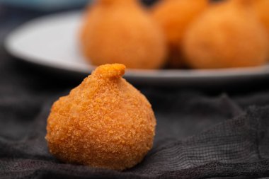 Geleneksel brasilian kızarmış budu Coxinha de frango küçük tabak üzerinde