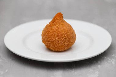Geleneksel brasilian kızarmış budu Coxinha de frango küçük tabak üzerinde