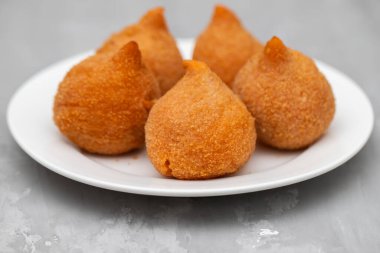 Geleneksel brasilian kızarmış budu Coxinha de frango küçük tabak üzerinde