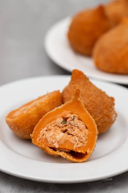 Geleneksel brasilian kızarmış budu Coxinha de frango küçük tabak üzerinde