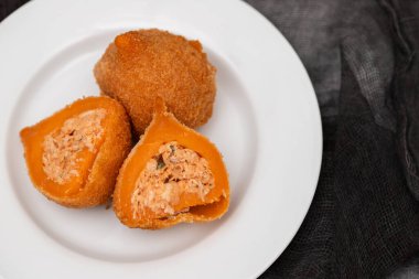 Geleneksel brasilian kızarmış budu Coxinha de frango küçük tabak üzerinde