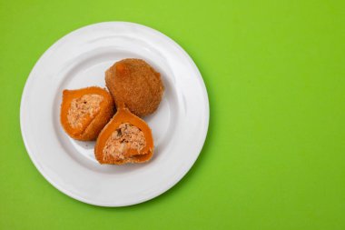 Geleneksel brasilian kızarmış budu Coxinha de frango küçük tabak üzerinde