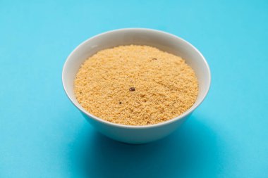 Farofa, tipik Brezilya manyok yan yemeği mavi kağıt üzerinde