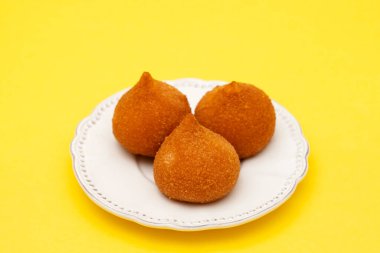 Geleneksel Brezilya usulü kızarmış but Coxinha de Frango küçük beyaz bir tabakta.
