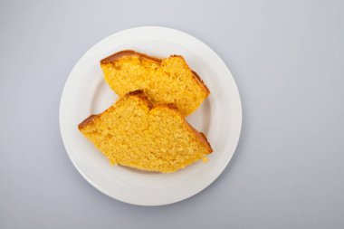 Küçük tabakta yeşil mısırdan yapılmış ev yapımı kek. Tipik Brezilya yemekleri..