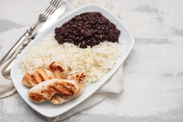 Zdrowe Jedzenie Piersi Kurczaka Fasoli Ryżu Białym Talerzu Kuchnia Brazylijska — Zdjęcie stockowe