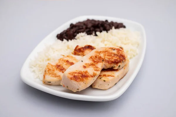 Gesundes Essen Mit Hühnerbrust Bohnen Und Reis Auf Einem Weißen — Stockfoto