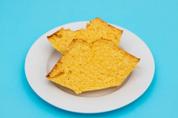 用小盘子里的绿色玉米做的自制蛋糕 典型的巴西食品 — 图库照片