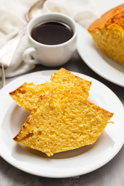 Домашний Торт Зеленой Кукурузы Маленькой Тарелке Типичная Бразильская Еда — стоковое фото