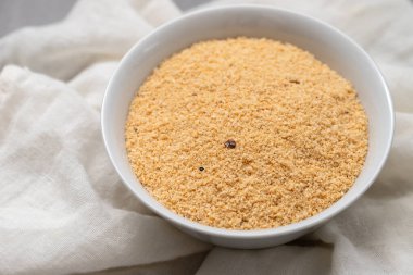 Farofa, tipik Brezilya manyok yan yemeği gri seramik