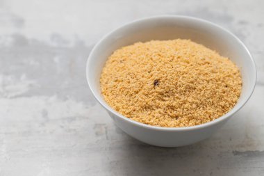 Farofa, tipik Brezilya manyok yan yemeği gri seramik