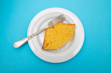 Küçük tabakta yeşil mısırdan yapılmış ev yapımı kek. Tipik Brezilya yemekleri..