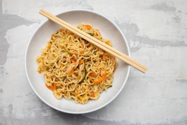 Büyük bir kasede sebzeli taze erişte.