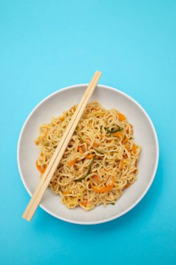 Büyük bir kasede sebzeli taze erişte.