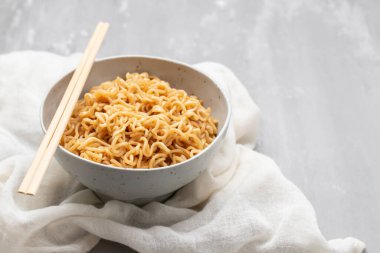 Büyük bir kasede sebzeli taze erişte.