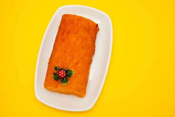Τυπικό Πορτογαλικό Κέικ Πορτοκάλι Λευκό Πιάτο Στο Κίτρινο Εικόνα Αρχείου