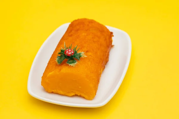 Τυπικό Πορτογαλικό Κέικ Πορτοκάλι Λευκό Πιάτο Στο Κίτρινο Εικόνα Αρχείου