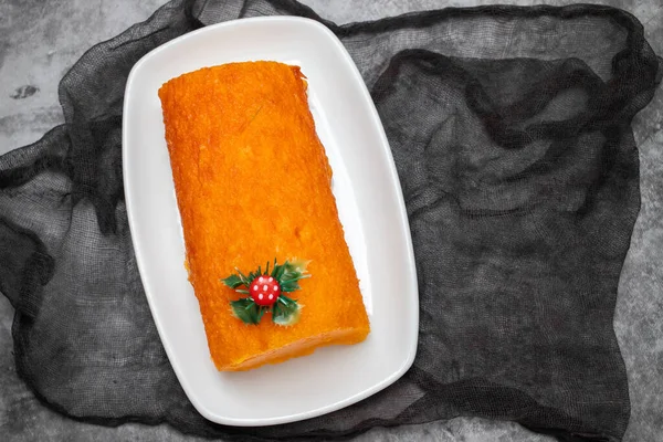 Типичный Португальский Оранжевый Торт Белом Блюде Темноте Лицензионные Стоковые Изображения