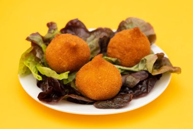 Geleneksel brasilian kızarmış budu Coxinha de frango küçük tabak üzerinde