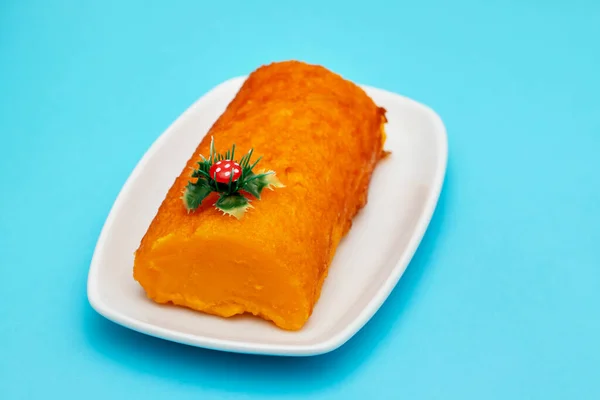 Типичный Португальский Оранжевый Торт Белом Блюде Голубом Стоковое Изображение