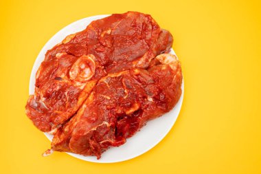 Çiğ kızartılmış domuz budu ya da domuz budu, pişirilmeye hazır..