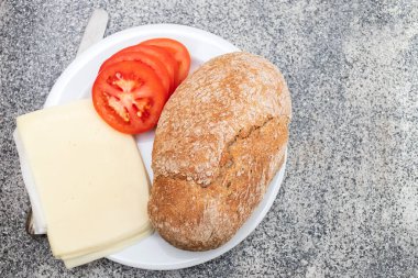 Beyaz tabakta peynirli tost sandviçleri.