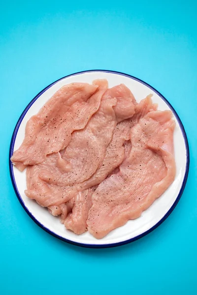 Φιλέτο Ωμό Κρέας Γαλοπούλας Λευκό Πιάτο Κεραμικό — Φωτογραφία Αρχείου