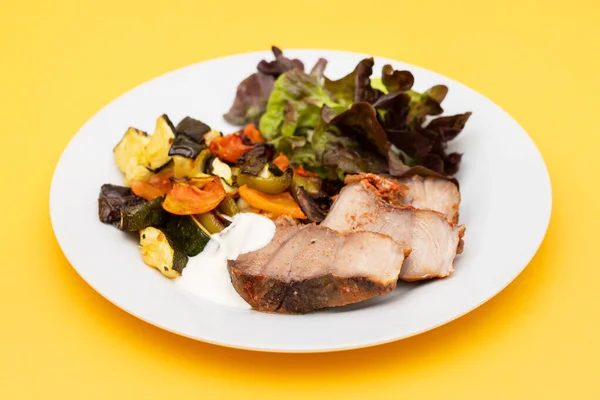Porc Cuit Aux Légumes Salade Fraîche Sur Assiette Blanche — Photo