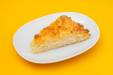 Beyaz bir tabakta hindistan cevizli tatlı pasta.