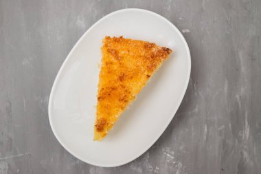 Beyaz bir tabakta hindistan cevizli tatlı pasta.