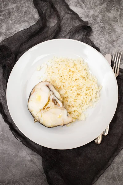 Pyszne Gotowane Ryby Gotowanym Ryżem Białym Talerzu — Zdjęcie stockowe