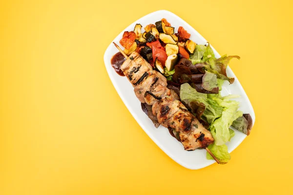 Viande Grillée Bâton Avec Épices Légumes Salade Fraîche Sur Plat — Photo