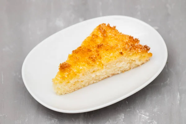 Kue Manis Dengan Kelapa Piring Kecil Putih — Stok Foto