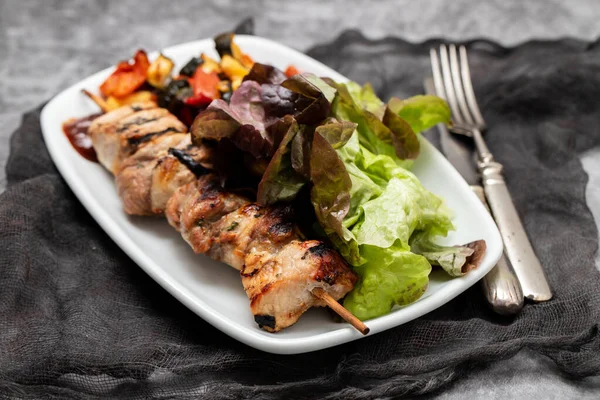 Grilled Meat Stick Spices Vegetables Fresh Salad White Dish — Stock Photo, Image