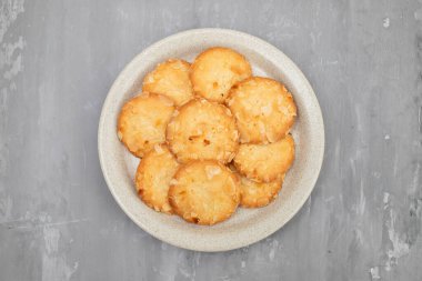 Beyaz küçük tabak üzerinde birkaç ev yapımı kurabiye.