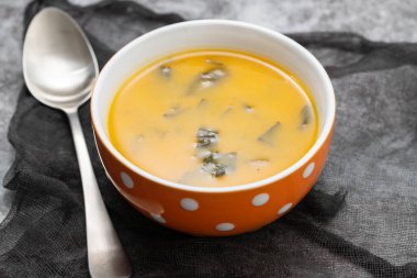 Sebze kremalı çorba ve ıspanak.