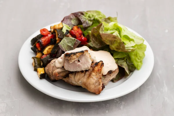 Gebackenes Schweinefleisch Mit Gemüse Und Frischem Salat Auf Weißem Teller — Stockfoto