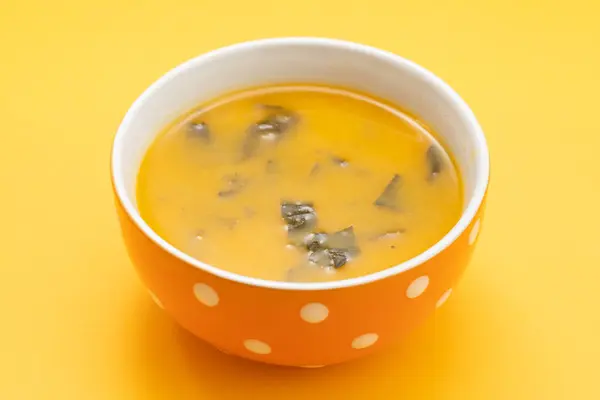 Sup Krim Sayuran Dengan Bayam Dalam Mangkuk Kecil — Stok Foto
