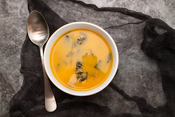 Sup Krim Sayuran Dengan Bayam Dalam Mangkuk Kecil — Stok Foto