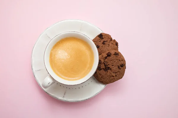 Filiżanka Kawy Czekoladowymi Ciasteczkami Czekoladowymi Chipsami Żółtym Papierze — Zdjęcie stockowe