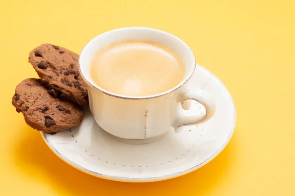 Kopje Koffie Met Chocoladekoekjes Met Chocoladechips Geel Papier — Stockfoto