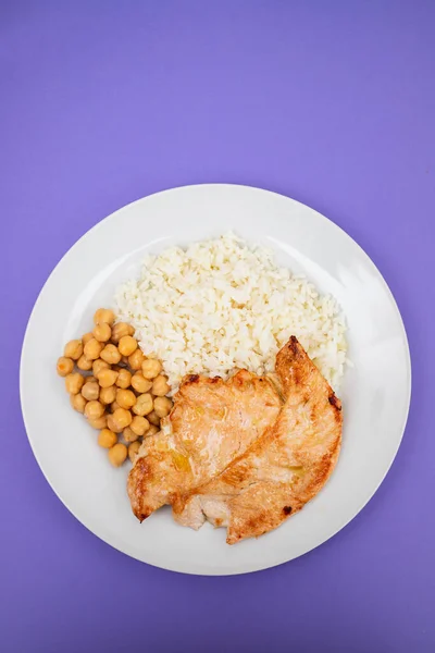 Grillowany Kurczak Ciecierzycą Gotowanym Ryżem Białym Talerzu — Zdjęcie stockowe