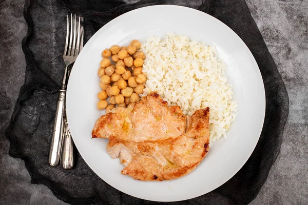 Ψητό Κοτόπουλο Ρεβίθια Και Βραστό Ρύζι Λευκό Πιάτο — Φωτογραφία Αρχείου