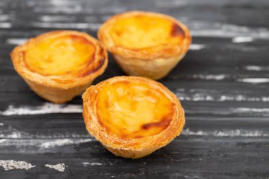 Yumurtalı tart, geleneksel Portekiz tatlısı, koyu renkli pastel de nata.