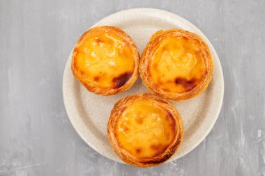 Yumurtalı tart, geleneksel Portekiz tatlısı, tabakta pastel de nata.