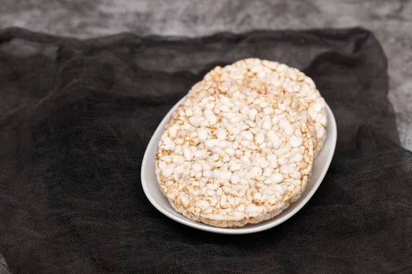 Muutama Rapea Riisi Kakkuja Valkoinen Pieni Ruokalaji — kuvapankkivalokuva