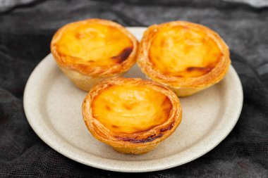 Yumurtalı tart, geleneksel Portekiz tatlısı, tabakta pastel de nata.