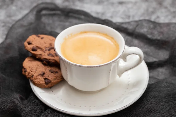 Kopje Koffie Met Chocoladekoekjes Met Chocoladechips Geel Papier — Stockfoto