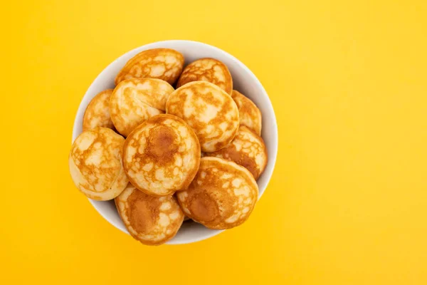 Haufen Mini Müsli Pfannkuchen Weißer Schüssel Auf Hellem Hintergrund — Stockfoto
